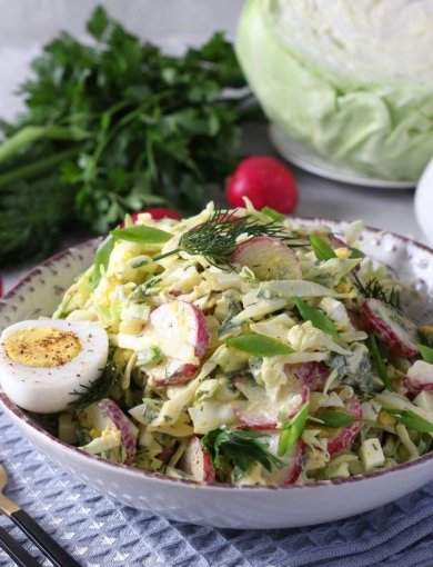 Салат с редиской, капустой и яйцом 🥗