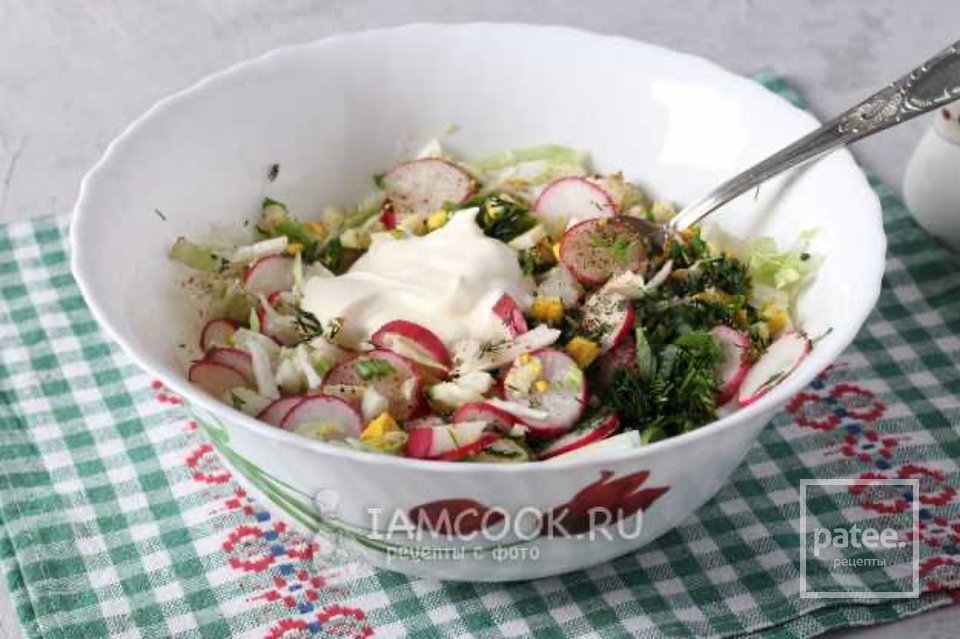 Салат с редиской, капустой и яйцом 🥗 - Шаг 6
