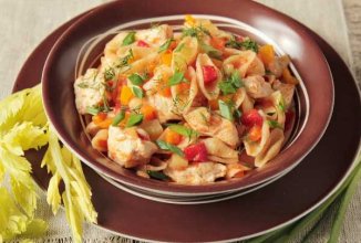 Макароны с курицей и овощами на сковороде 🍗