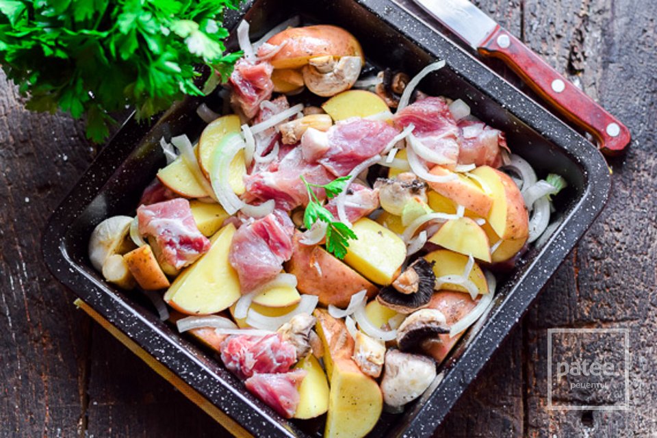Свинина в духовке с картошкой и грибами 🥩 - Шаг 7