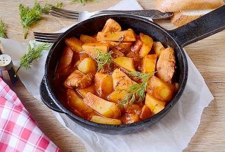 Курица с картошкой на сковороде с соевым соусом
