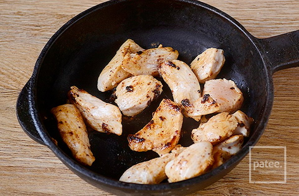 Курица с картошкой на сковороде с соевым соусом - Шаг 2