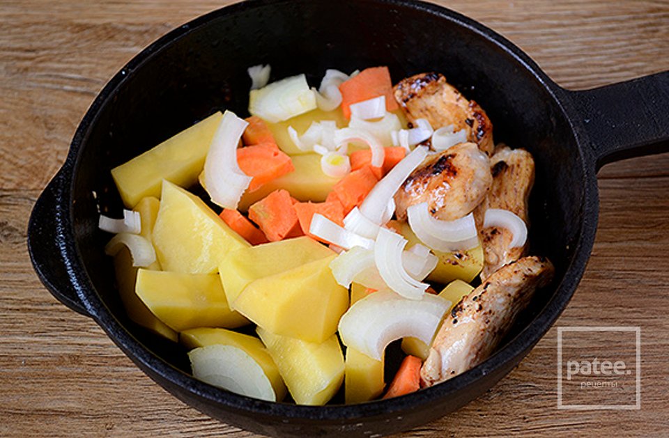 Курица с картошкой на сковороде с соевым соусом - Шаг 3