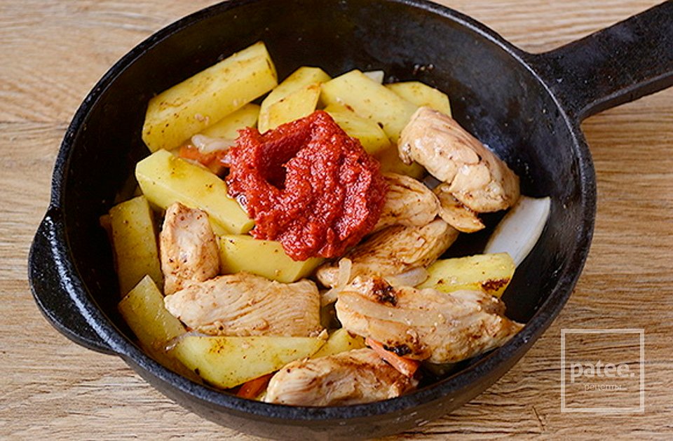 Курица с картошкой на сковороде с соевым соусом - Шаг 5