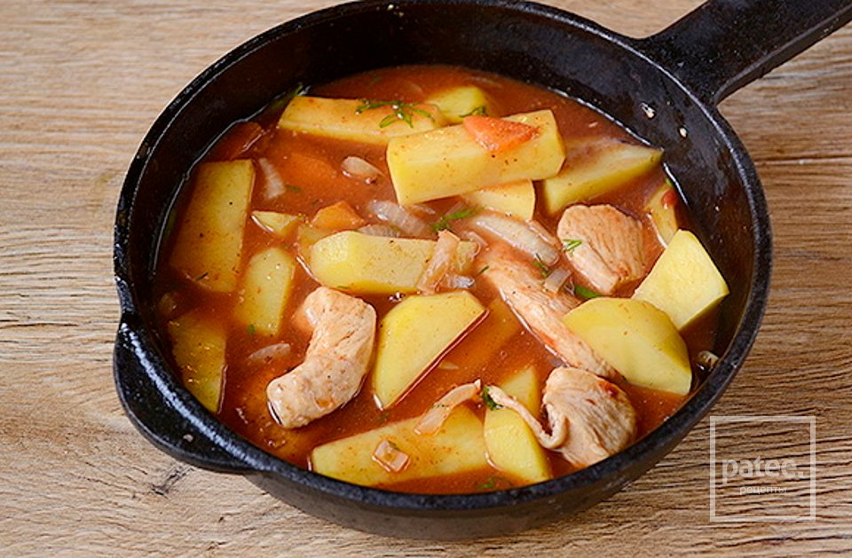 Курица с картошкой на сковороде с соевым соусом - Шаг 6