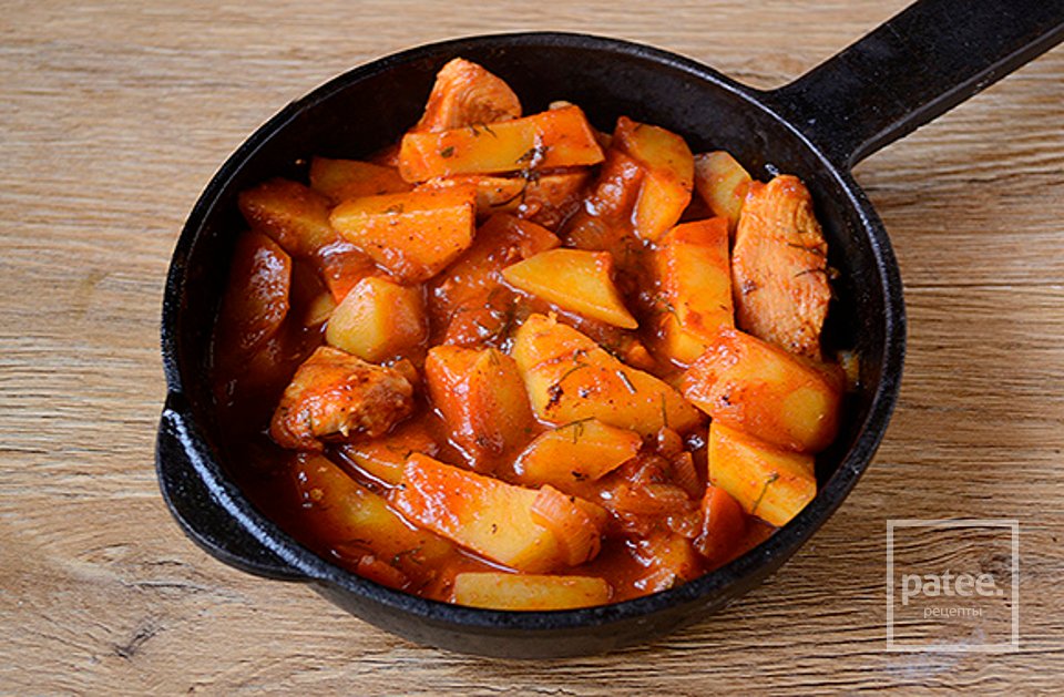 Курица с картошкой на сковороде с соевым соусом - Шаг 7