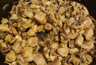 Свинина с грибами и луком