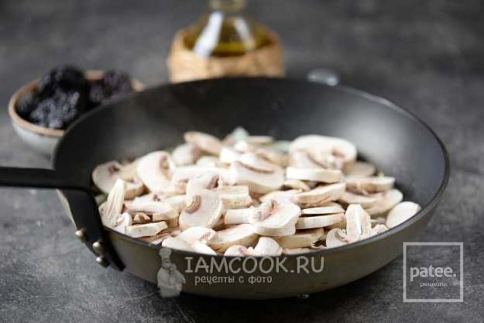 Отбивные из свинины с грибами и черносливом 🥩 - Шаг 3