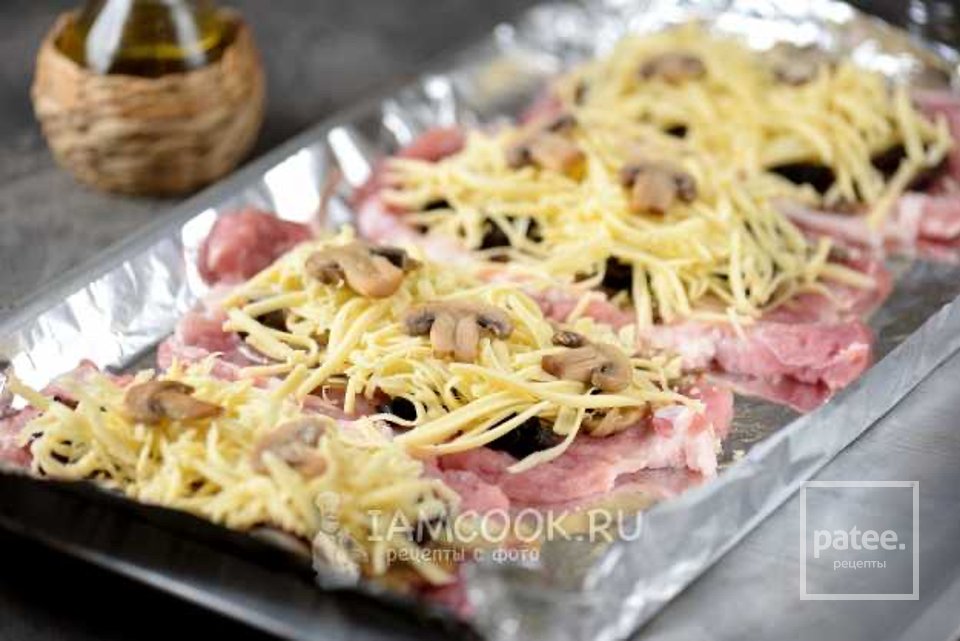 Отбивные из свинины с грибами и черносливом 🥩 - Шаг 7