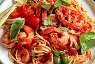 Паста с кальмарами и креветками в томатном соусе.