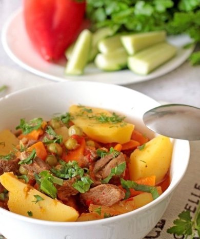 Жаркое-соус по-домашнему с зеленым горошком 🥩