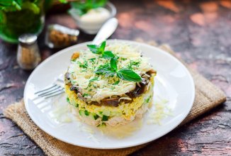 Слоеный салат с курицей и грибами 🥗
