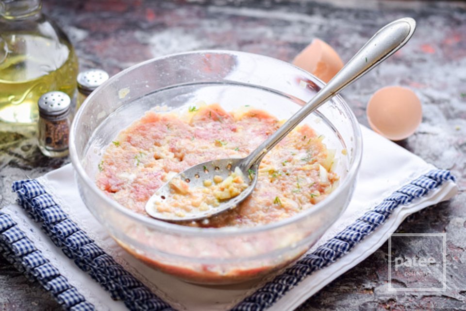 Котлеты из свинины на сковороде 🥩 - Шаг 7