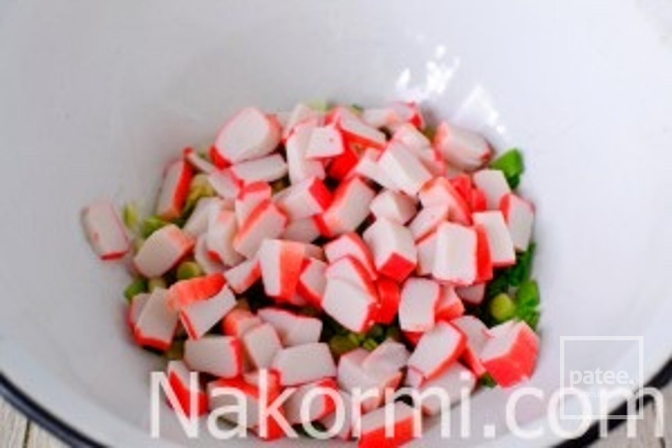 Салат с крабовыми палочками, яйцом и картошкой 🥗 - Шаг 3