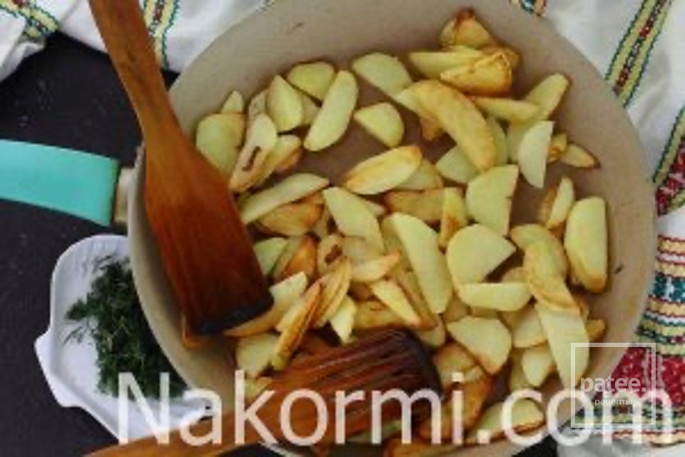 Картошка, жаренная с яйцом 🥔 - Шаг 5