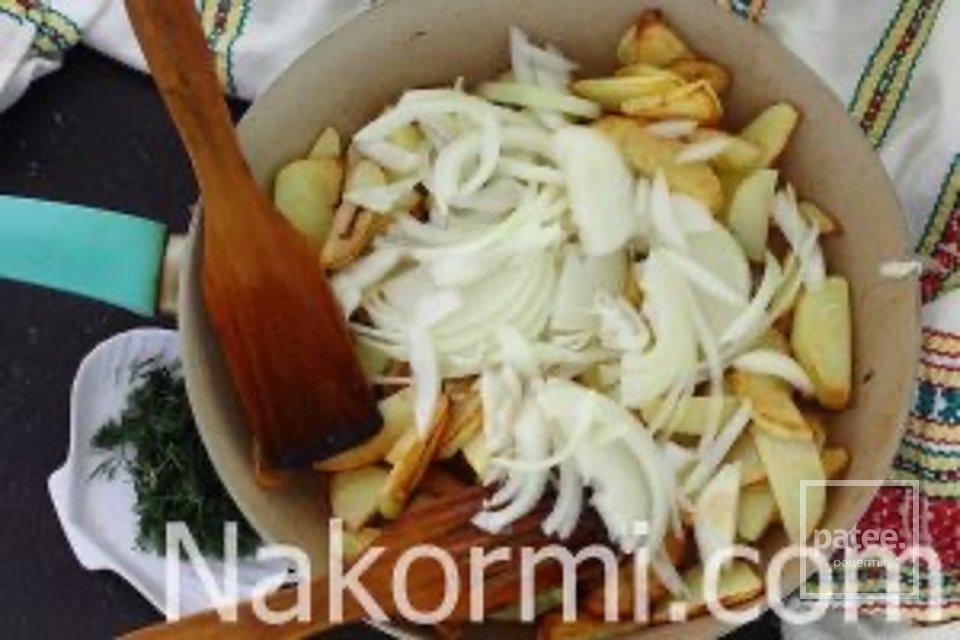 Картошка, жаренная с яйцом 🥔 - Шаг 6