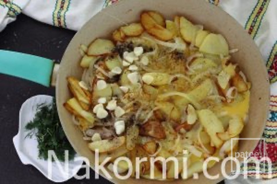 Картошка, жаренная с яйцом 🥔 - Шаг 7