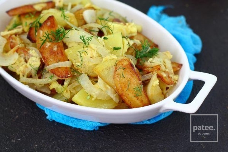 Картошка, жаренная с яйцом 🥔 - Шаг 8