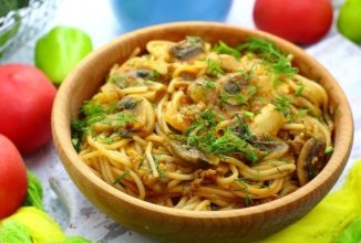 Спагетти с грибами и фаршем 🍝