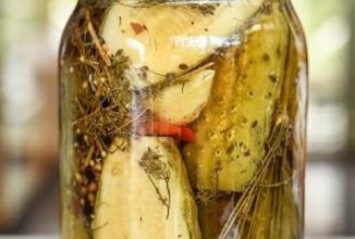 Маринованные  огурцы  "пaльчики oближeшь".