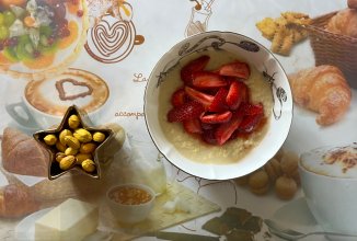 Пшенная каша с клубникой