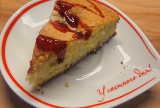 Пирог с кусочками банана и смородиновой пропиткой