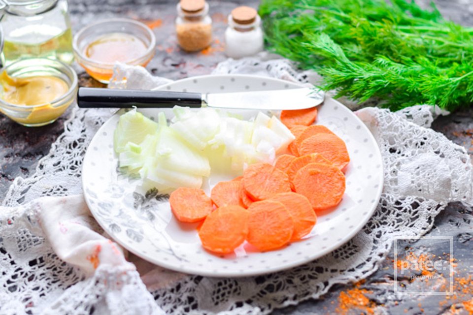 Салат: Селедка с морковью и луком 🥗 - Шаг 3