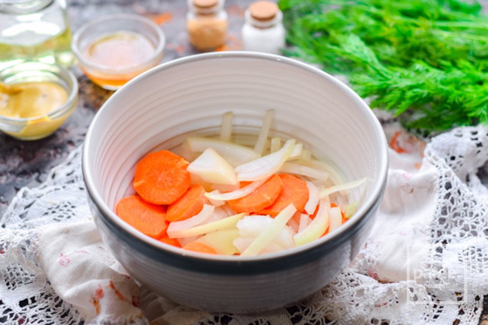 Салат: Селедка с морковью и луком 🥗 - Шаг 4