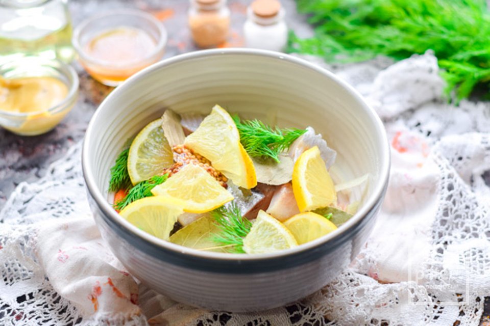 Салат: Селедка с морковью и луком 🥗 - Шаг 7
