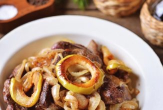 Куриная печень по-берлински с яблоками и луком 👍🏼