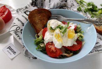 Салат из салатного микса с яйцом в сметанно-горчичной заправке
