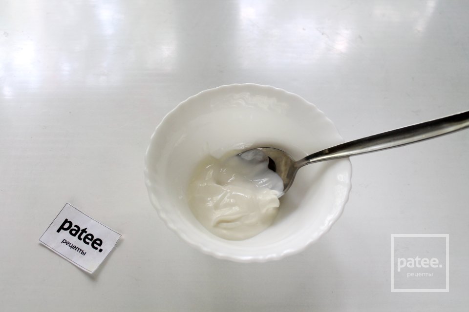 Салат из салатного микса с яйцом в сметанно-горчичной заправке - Шаг 2