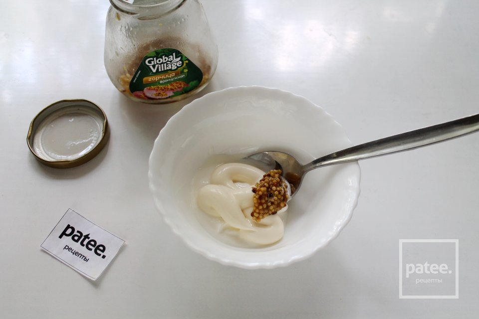 Салат из салатного микса с яйцом в сметанно-горчичной заправке - Шаг 4