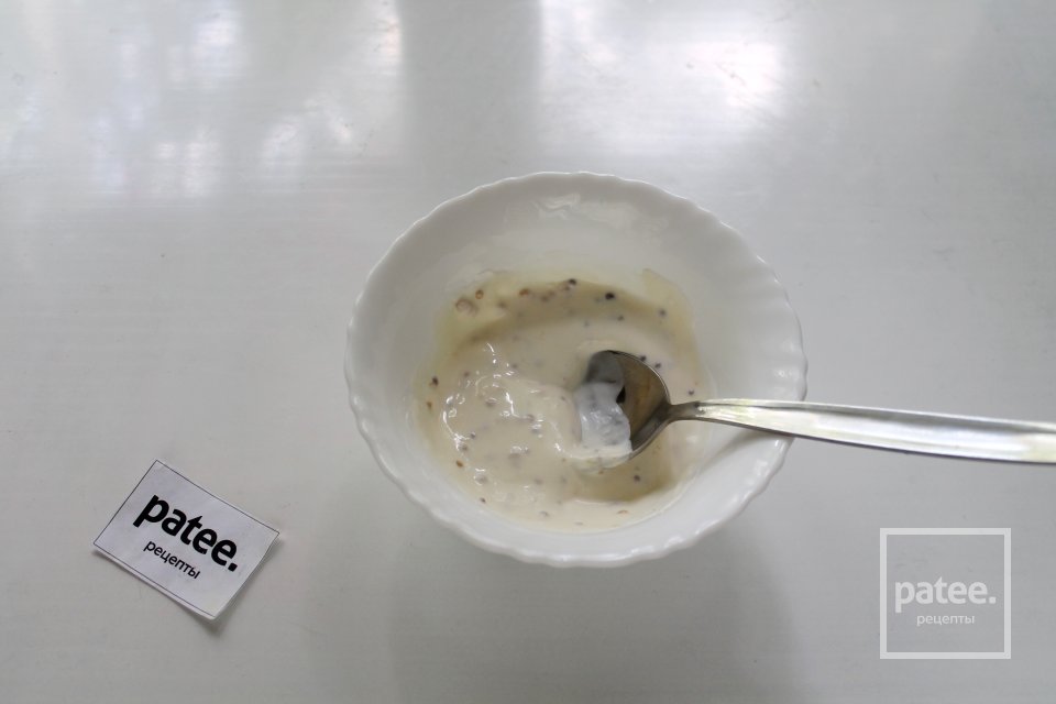 Салат из салатного микса с яйцом в сметанно-горчичной заправке - Шаг 6