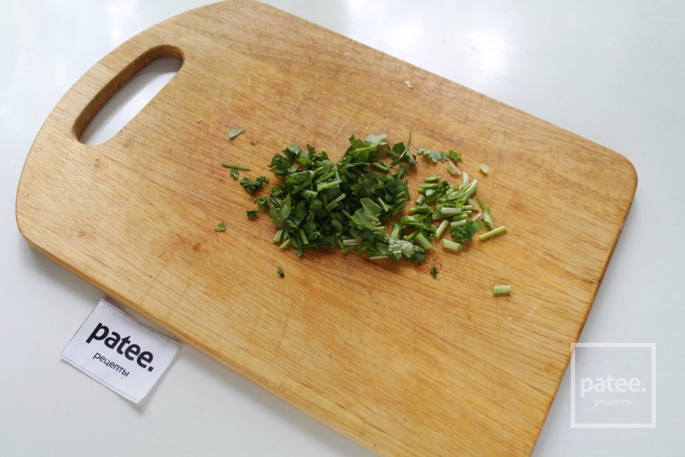 Салат из салатного микса с яйцом в сметанно-горчичной заправке - Шаг 7