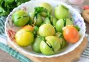 Зеленые помидоры маринованные с петрушкой и чесноком