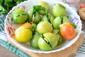 Зеленые помидоры маринованные с петрушкой и чесноком