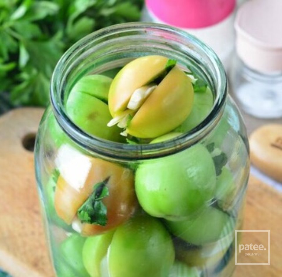 Зеленые помидоры маринованные с петрушкой и чесноком - Шаг 1