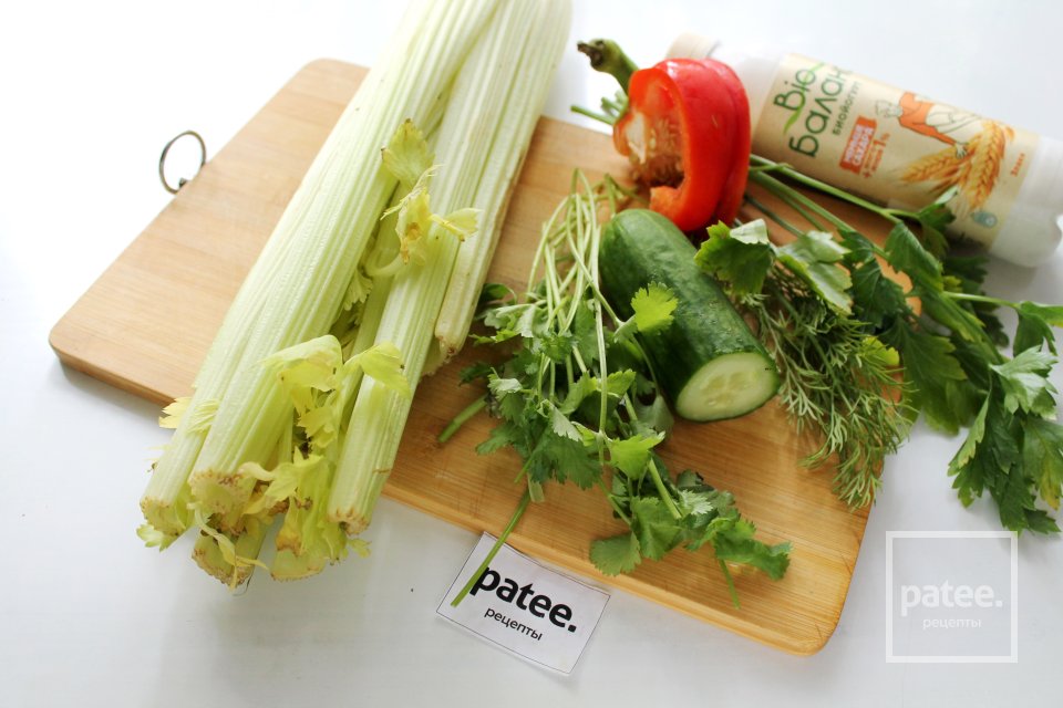 Очищающий смузи из огурца и сельдерея - Шаг 1