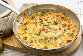 омлет с помидорами