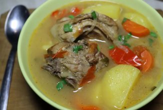 Шурпа в казане на костре