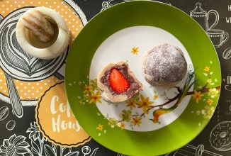 Дайфуку с клубникой.