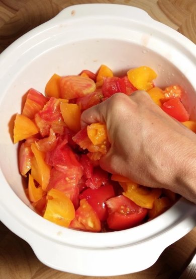 Овощной салат из помидор на зиму Пальчики оближешь 🍅 - Шаг 2