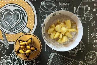 Овсяная каша с яблоком и корицей.