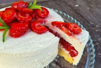 Клубничный торт со сметаной