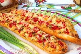 Запечённый багет с помидорами, сыром и колбасой 🥖