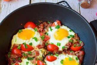 Яичница с беконом, помидорами и луком 🍳