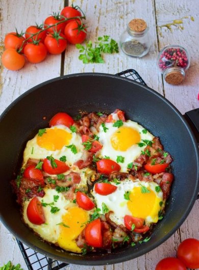 Яичница с беконом, помидорами и луком 🍳