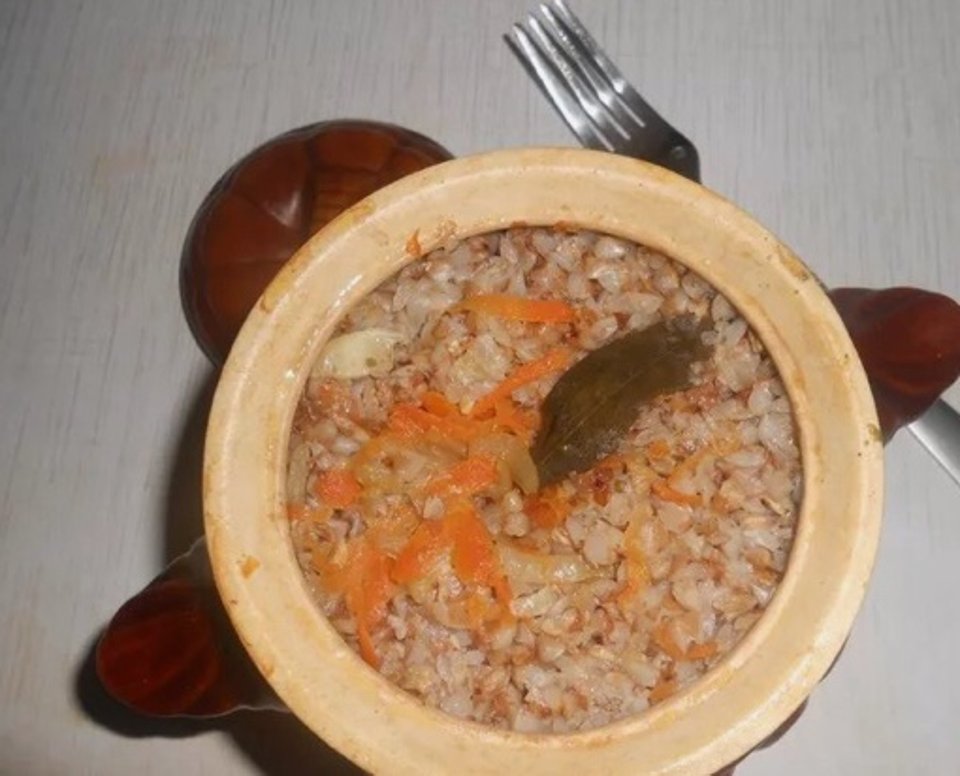 говядина с гречкой в горшочке. гречка по-купечески со свининой в духовке в горшочках. гречка по купечески со свининой в горшочках. гречка с грибами и морковью. гречка с мясом в горшочке.