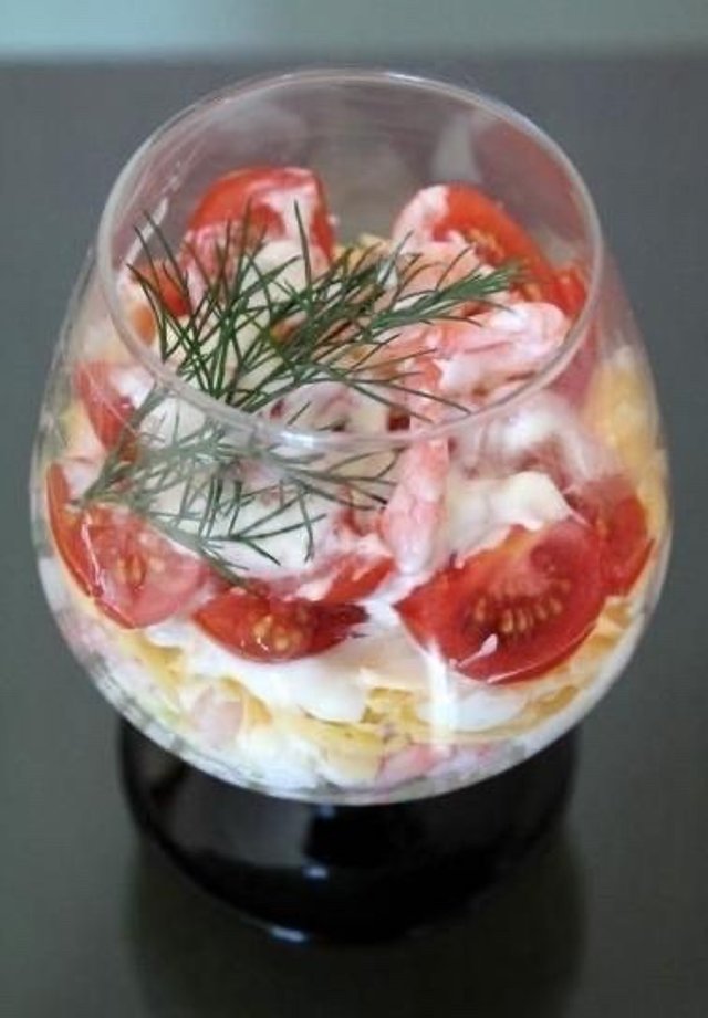 Порционный салат в креманках сыр яйца креветки помидоры 🥗
